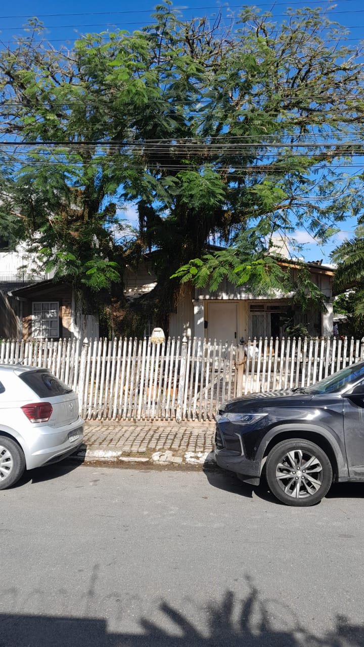Terreno de 350m² no Centro de Itajaí com Casa Estilo Chalé Oportunidade Única para Investidores