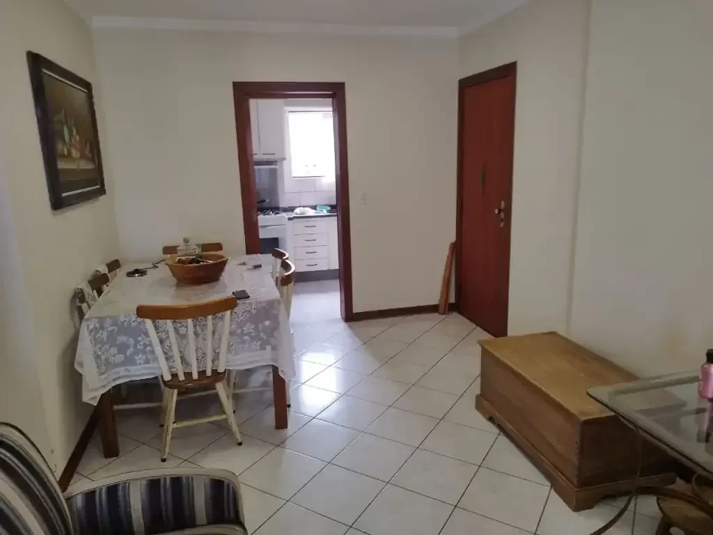 Foto 5 de Apartamento Mobiliado no Centro de Balneário Camboriú – Sacada com Churrasqueira, 2 Vagas e Rua Reta ao Mar