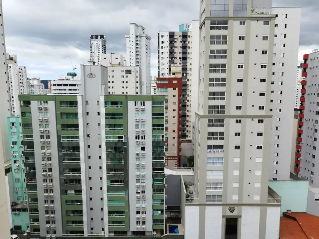 Apartamento Mobiliado no Centro de Balneário Camboriú – Sacada com Churrasqueira, 2 Vagas e Rua Reta ao Mar em Centro, Balneário Camboriú