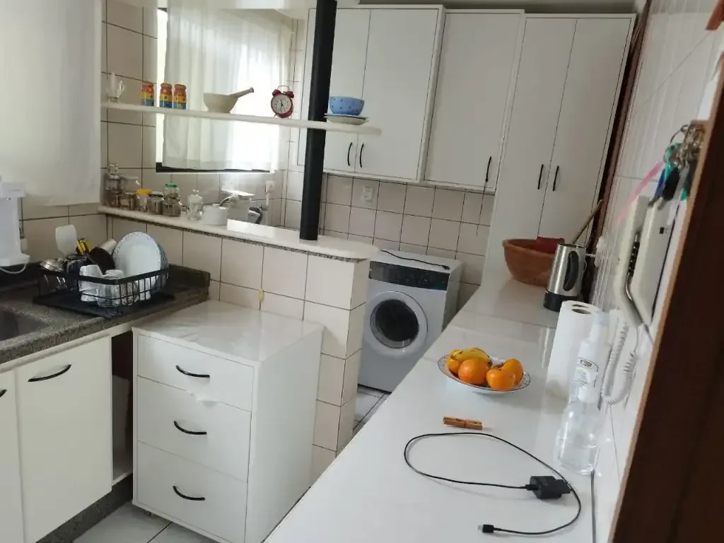 Foto 8 de Apartamento Mobiliado no Centro de Balneário Camboriú – Sacada com Churrasqueira, 2 Vagas e Rua Reta ao Mar