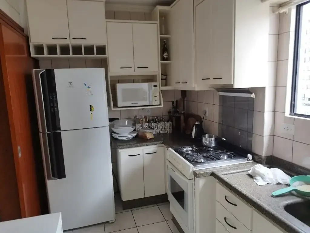 Foto 11 de Apartamento Mobiliado no Centro de Balneário Camboriú – Sacada com Churrasqueira, 2 Vagas e Rua Reta ao Mar