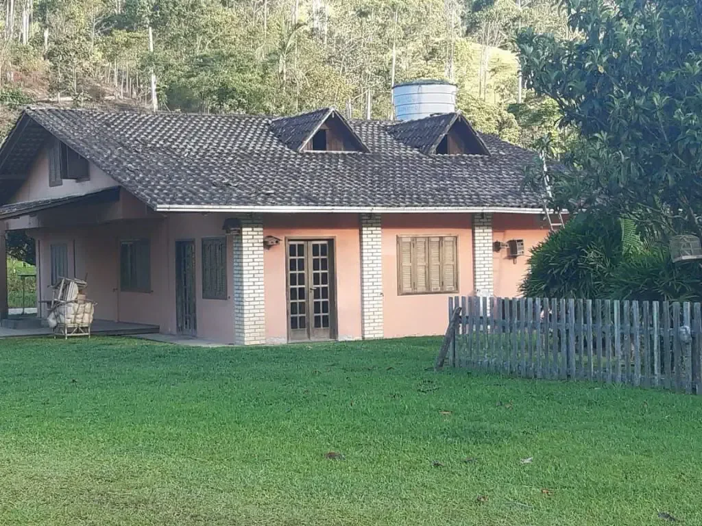 Sítio com Lago de Peixes e Riacho no Bairro Caetés em Camboriú – 25.125m², Casa, Frutíferas e Lazer Completo