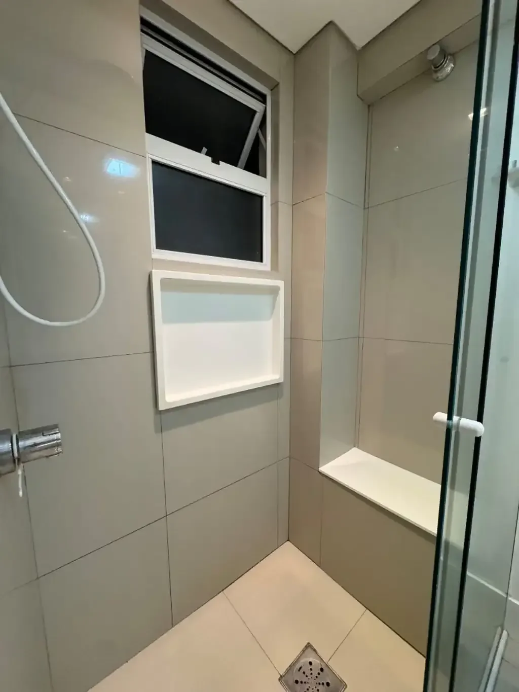 Foto 18 de Apartamento Mobilado na Barra Sul em Balneário Camboriú – 100m da Praia, Vista para o Rio Camboriú e Andar Alto